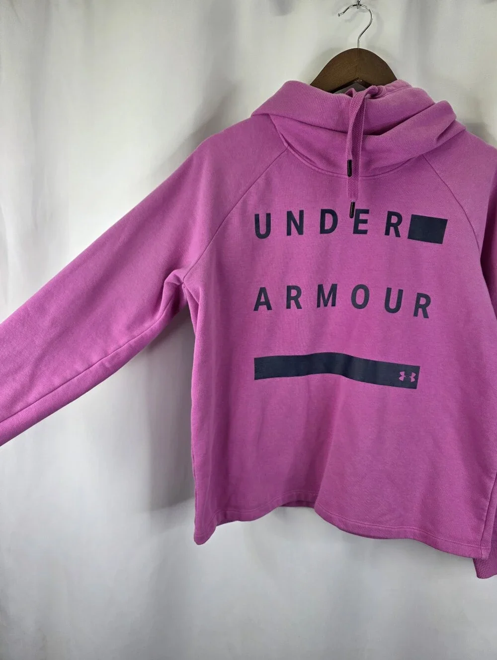 Under Armour Hoodie Women Medium Pink Loose Fit Pullover Sweatshirt Sweater Cozy
